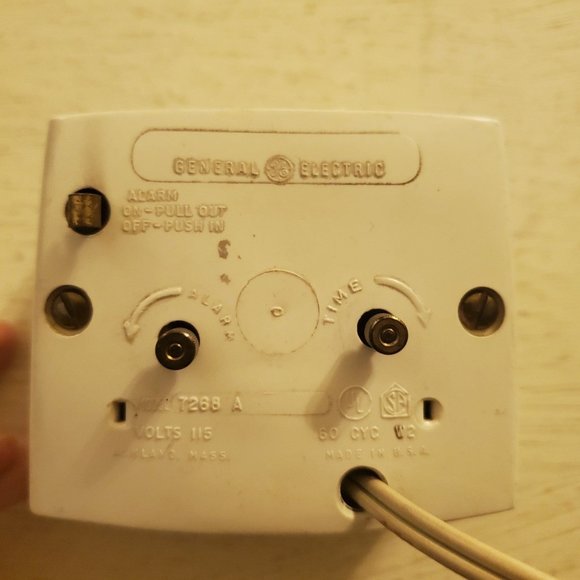 General Electric Mid Century Vintage 50s-60s Alarm Clock - Picture 3 of 3
